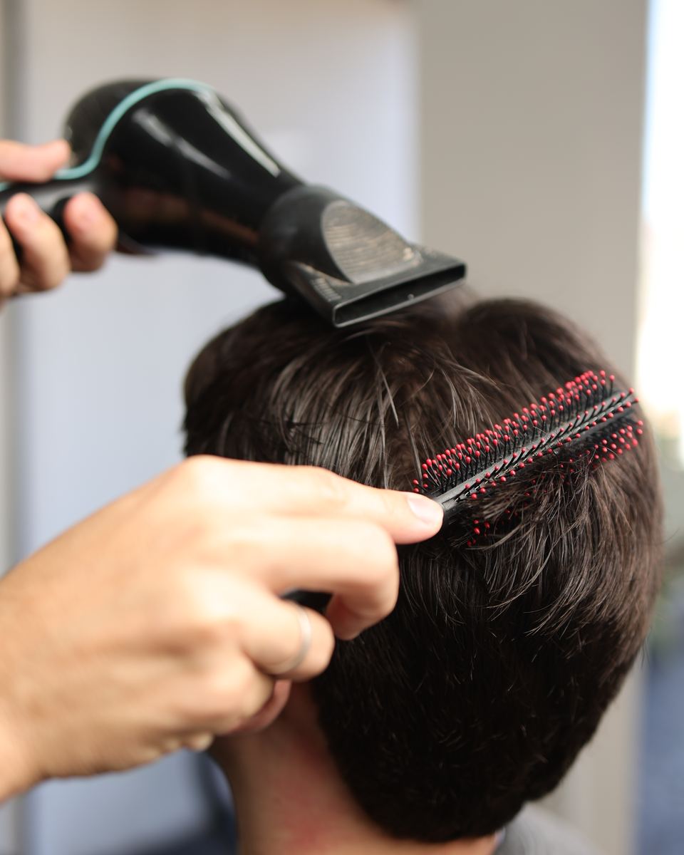 Finalização do cabelo com secador e escova